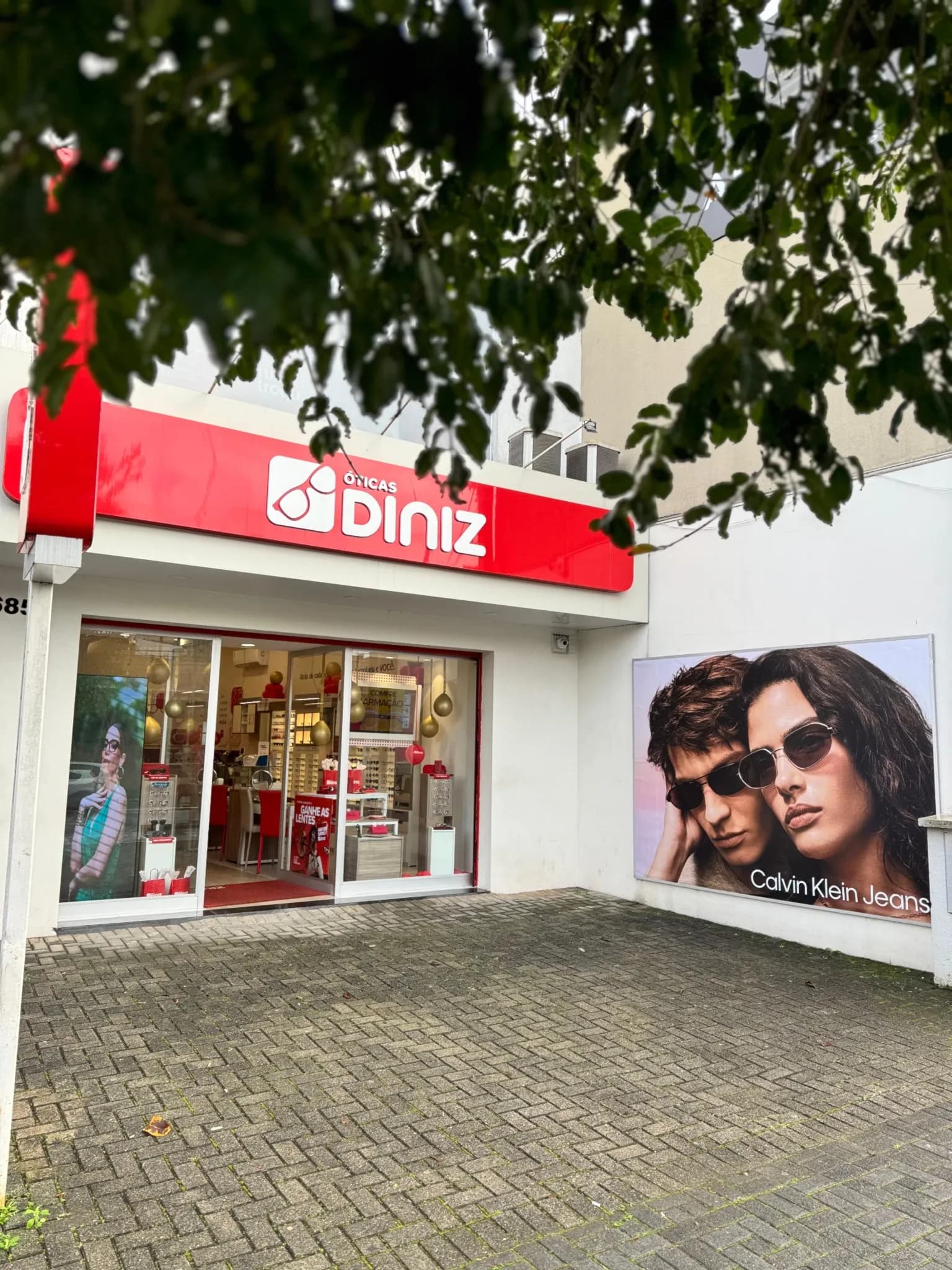 Fachada da Óticas Diniz Araucária no Centro